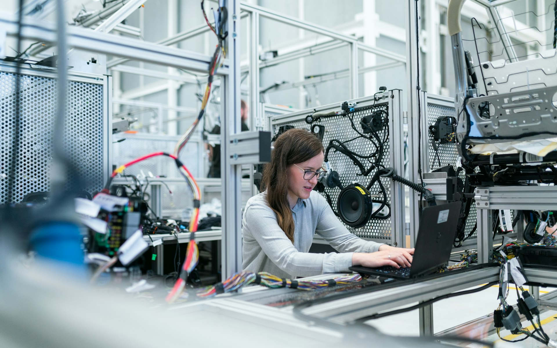Equipment manufacturing scene: control-room view of multi-project scheduling